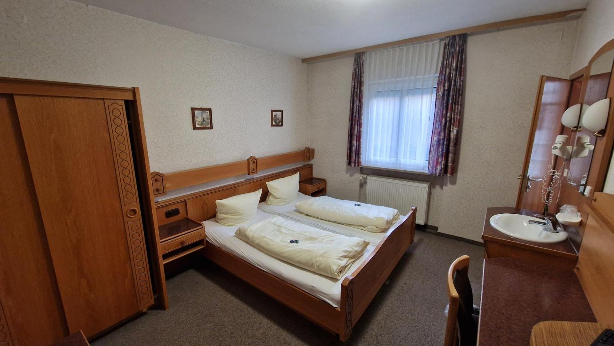 Schwarzer Adler - Hotel Garni Ipsheim Værelse billede