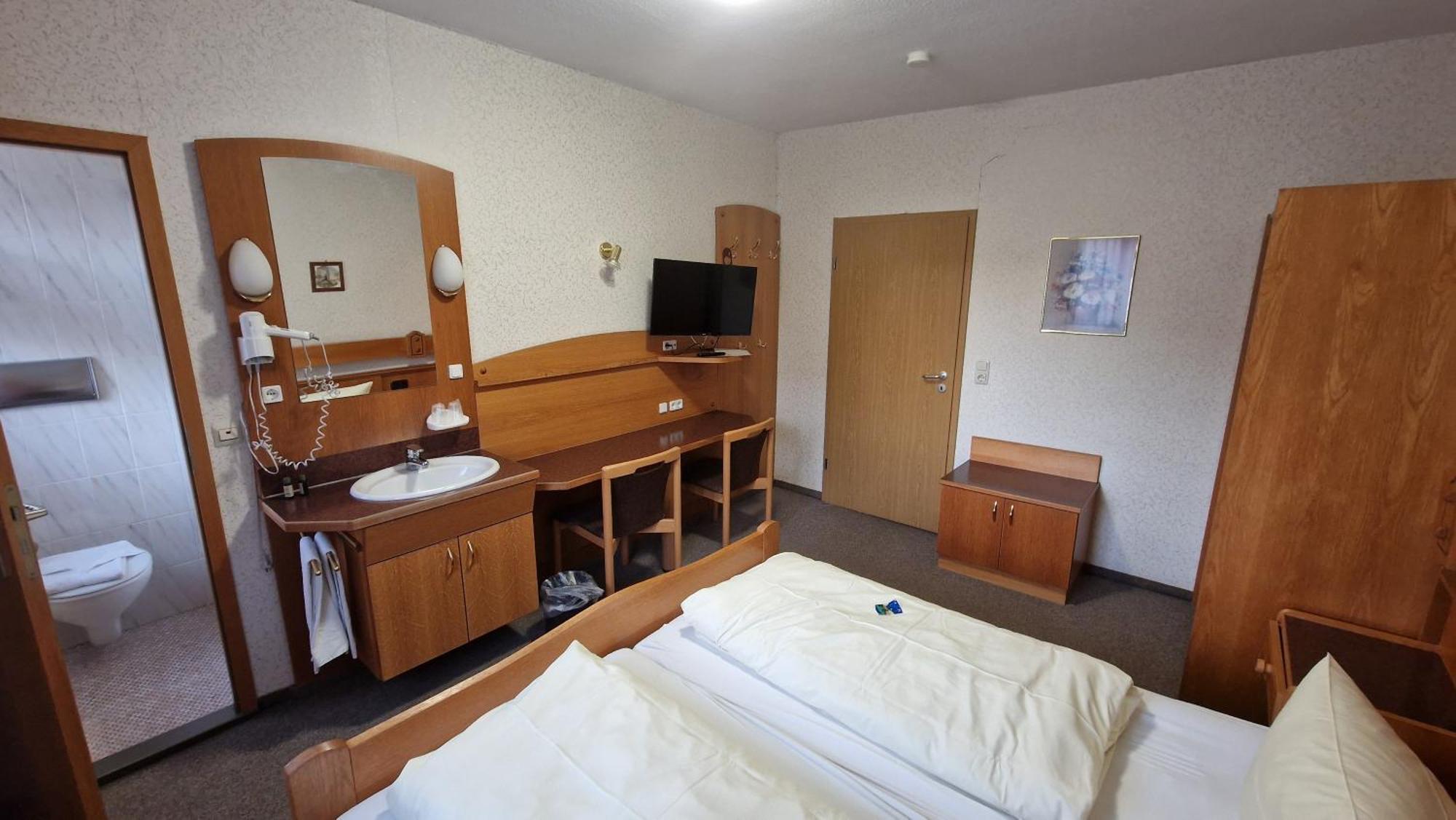 Schwarzer Adler - Hotel Garni Ipsheim Værelse billede