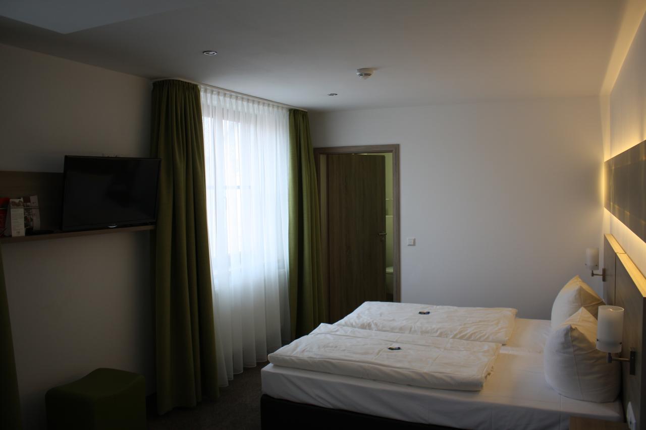 Schwarzer Adler - Hotel Garni Ipsheim Værelse billede